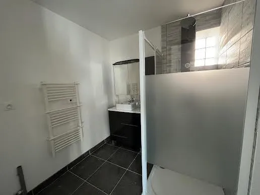 Maison rénovée de 140 m² à Renaison avec terrasse et potentiel divisé en deux logements 