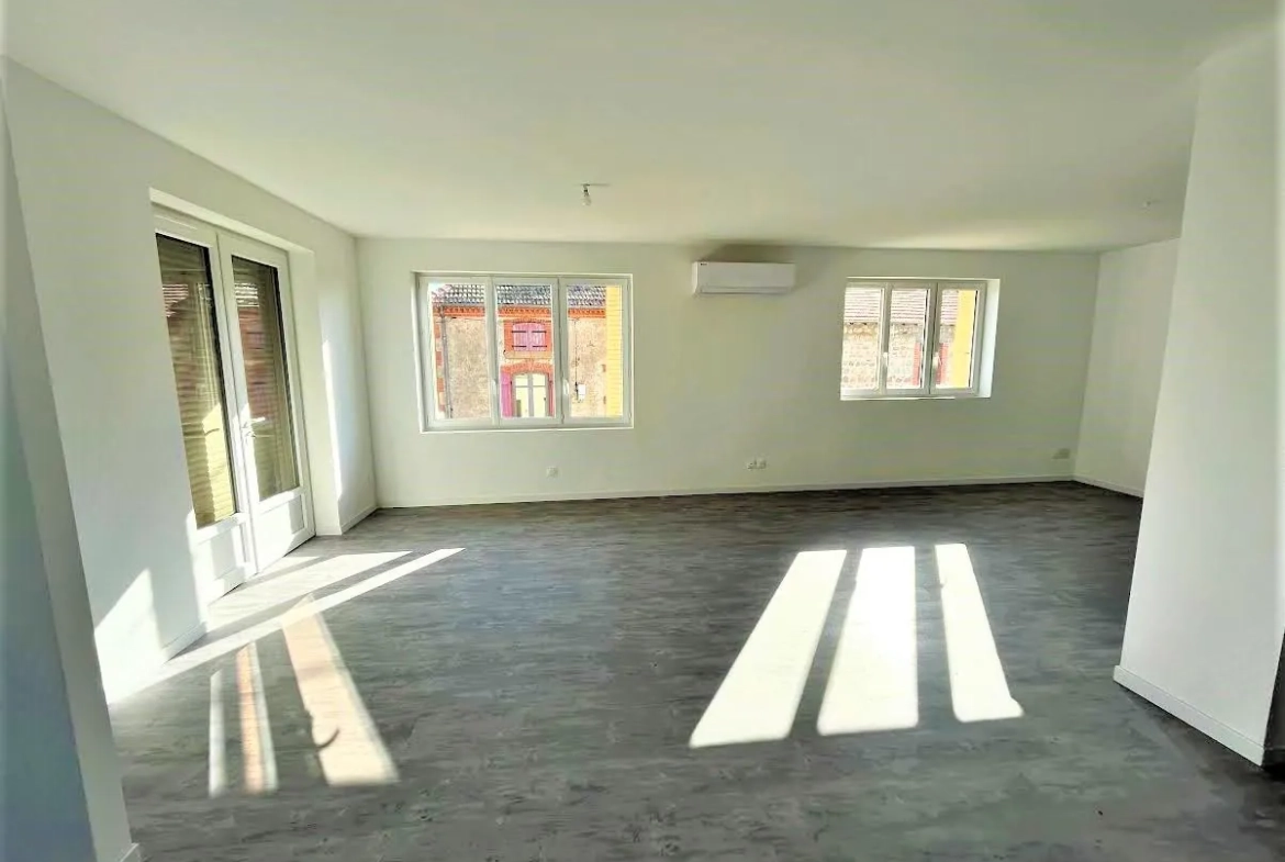Maison rénovée de 140 m² à Renaison avec terrasse et potentiel divisé en deux logements 