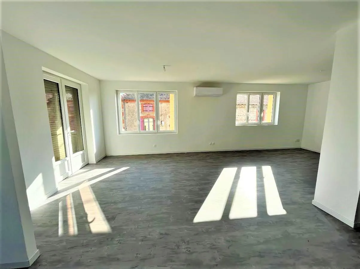 Maison rénovée de 140 m² à Renaison avec terrasse et potentiel divisé en deux logements 