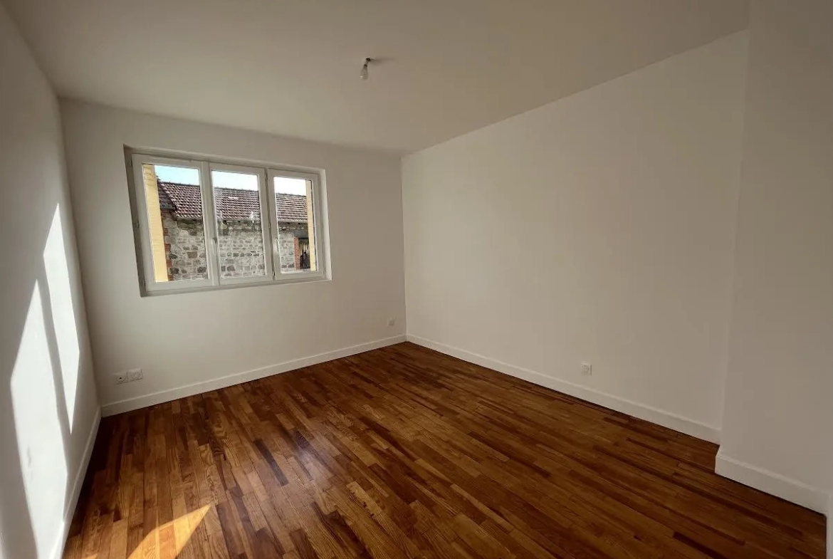 Maison rénovée de 140 m² à Renaison avec terrasse et potentiel divisé en deux logements 