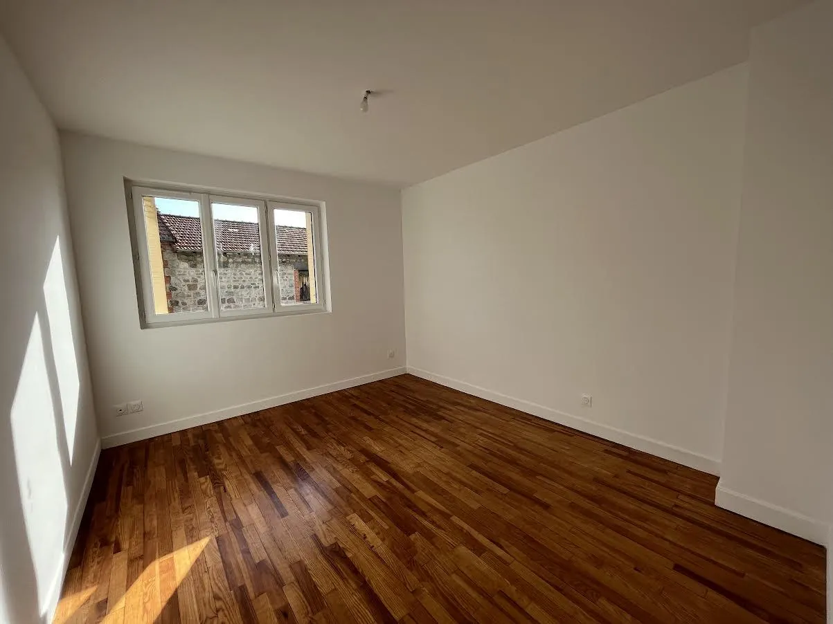 Maison rénovée de 140 m² à Renaison avec terrasse et potentiel divisé en deux logements 