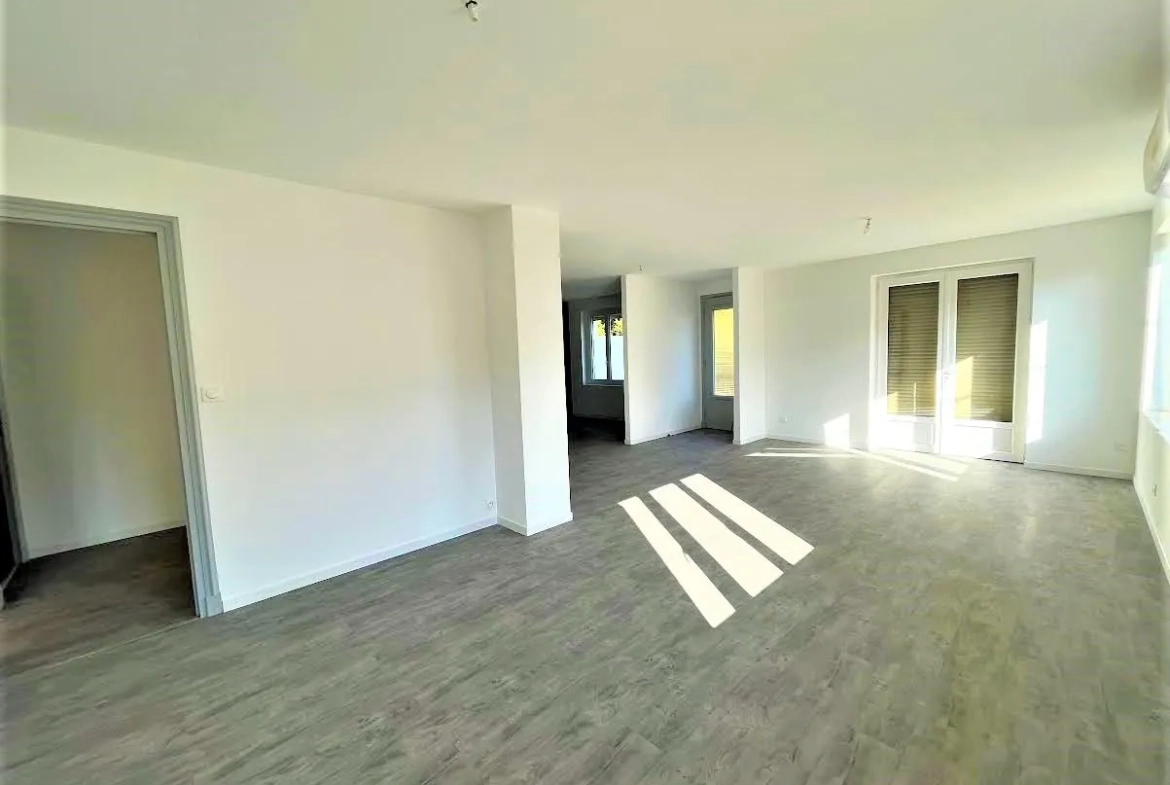 Maison rénovée de 140 m² à Renaison avec terrasse et potentiel divisé en deux logements 
