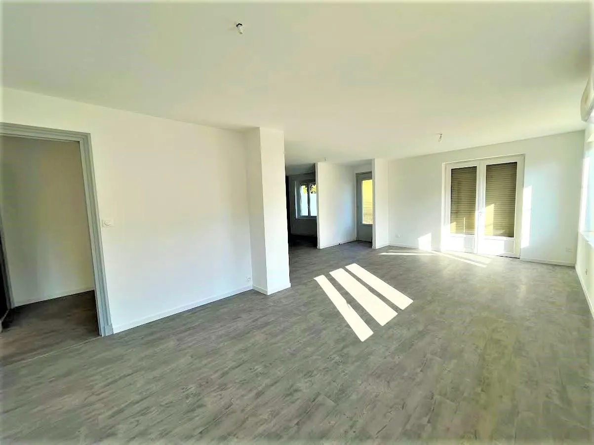 Maison rénovée de 140 m² à Renaison avec terrasse et potentiel divisé en deux logements 