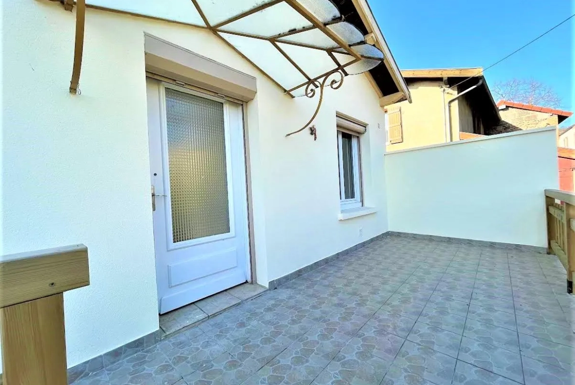 Maison rénovée de 140 m² à Renaison avec terrasse et potentiel divisé en deux logements 