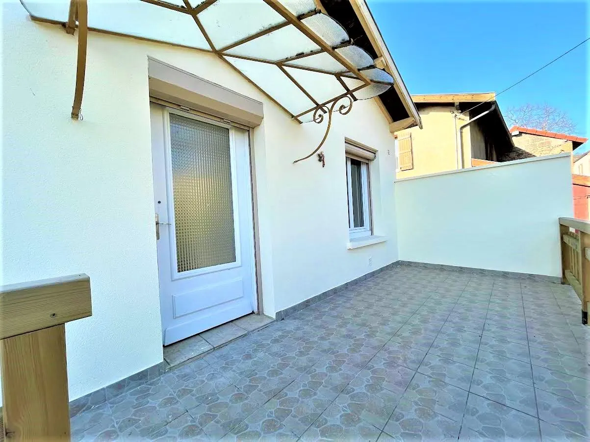 Maison rénovée de 140 m² à Renaison avec terrasse et potentiel divisé en deux logements 