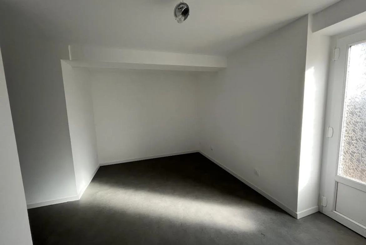 Maison rénovée de 140 m² à Renaison avec terrasse et potentiel divisé en deux logements 