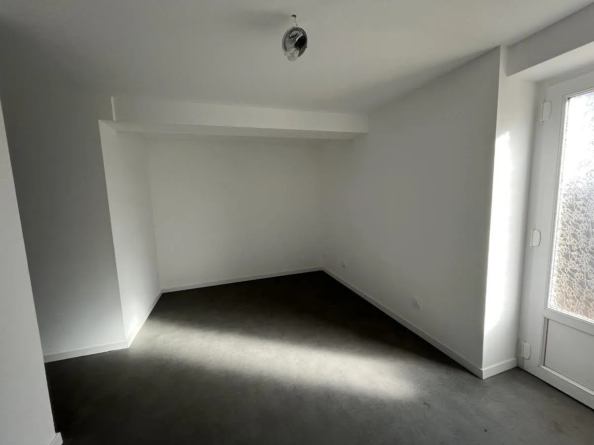Maison rénovée de 140 m² à Renaison avec terrasse et potentiel divisé en deux logements 