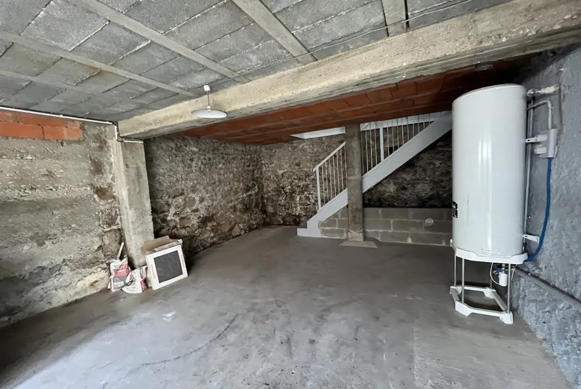 Maison rénovée de 140 m² à Renaison avec terrasse et potentiel divisé en deux logements 