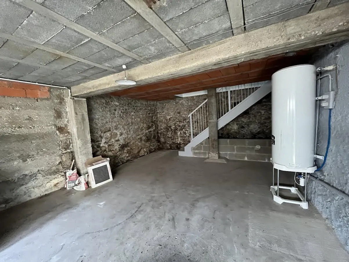 Maison rénovée de 140 m² à Renaison avec terrasse et potentiel divisé en deux logements 