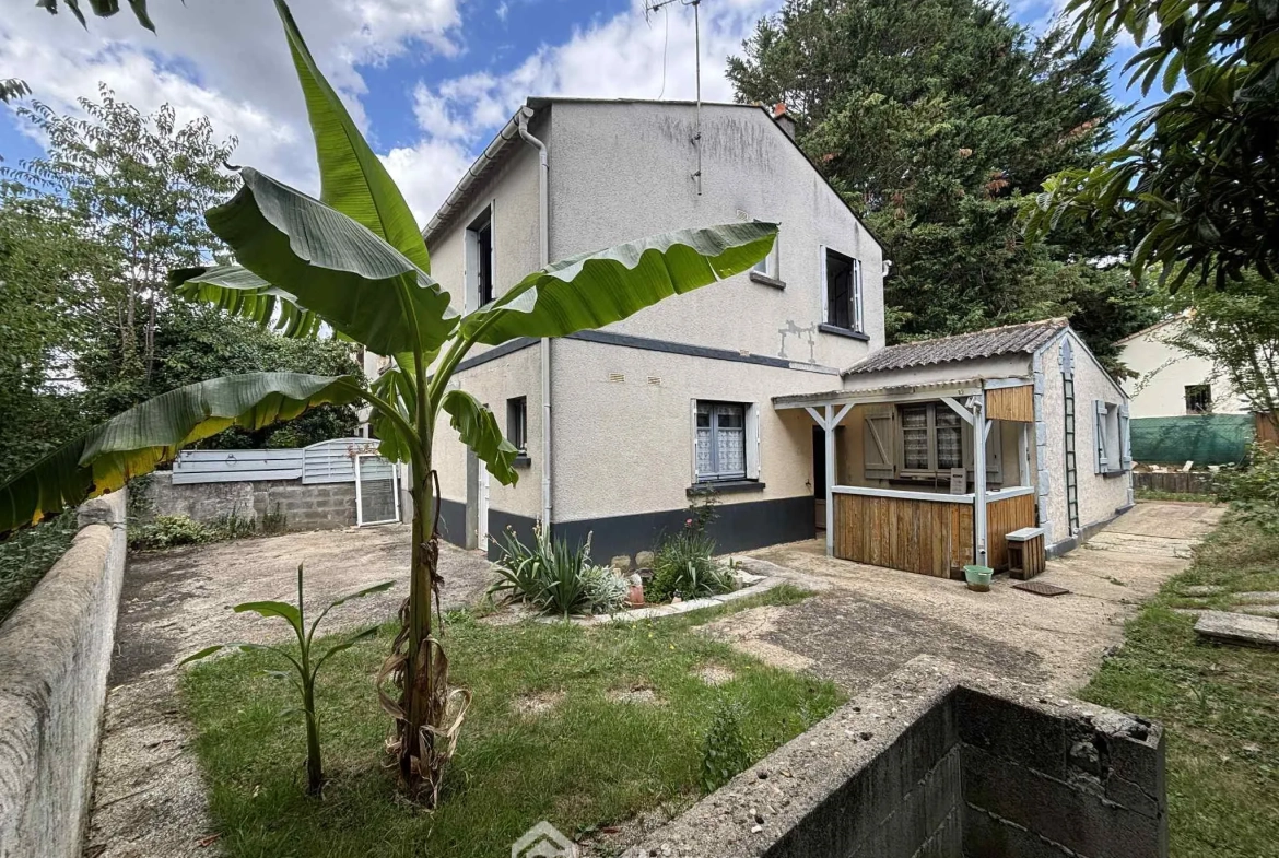 Maison à vendre de 92 m² à Thuré avec terrain et garage - Potentiel à exploiter 