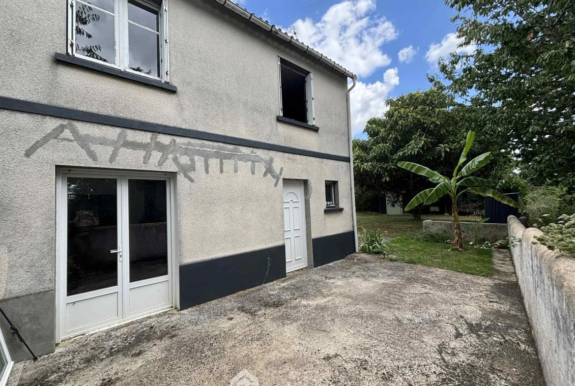 Maison à vendre de 92 m² à Thuré avec terrain et garage - Potentiel à exploiter 