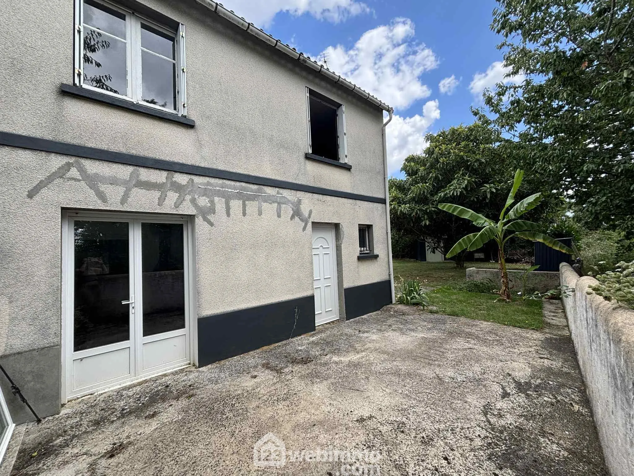 Maison à vendre de 92 m² à Thuré avec terrain et garage - Potentiel à exploiter 