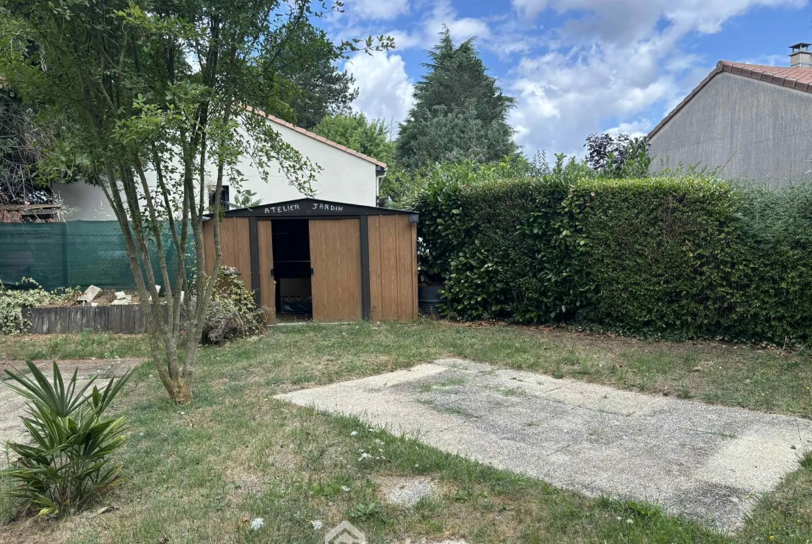 Maison à vendre de 92 m² à Thuré avec terrain et garage - Potentiel à exploiter 