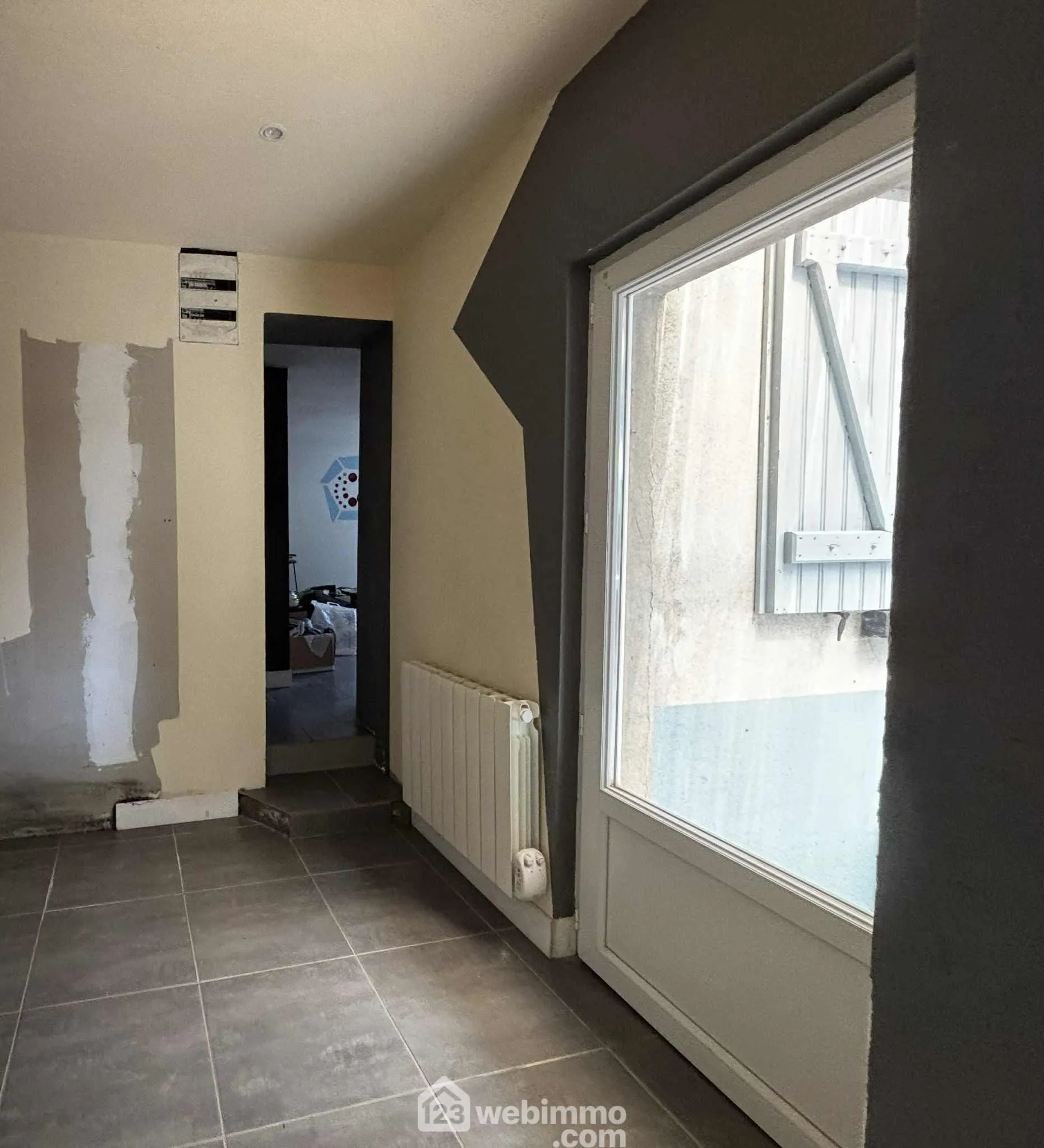 Maison à vendre de 92 m² à Thuré avec terrain et garage - Potentiel à exploiter 