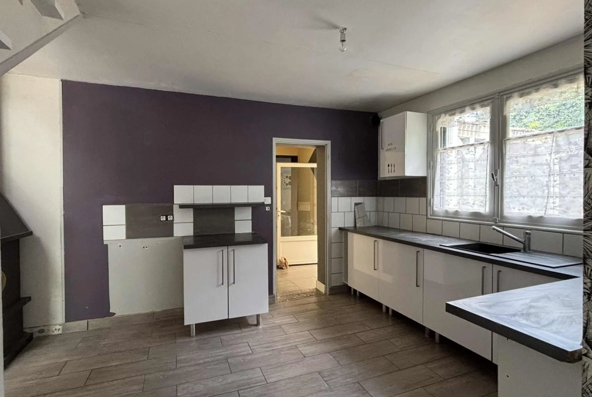Maison à vendre de 92 m² à Thuré avec terrain et garage - Potentiel à exploiter 