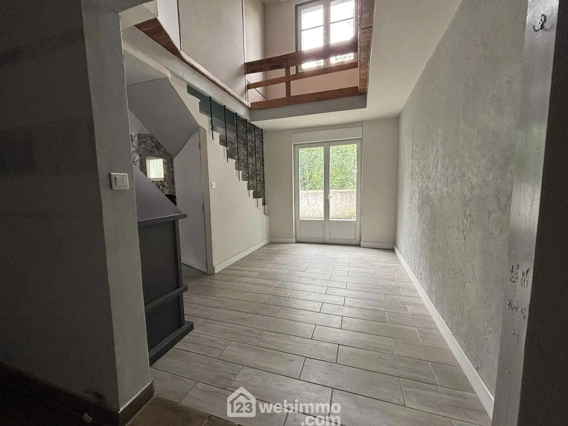 Maison à vendre de 92 m² à Thuré avec terrain et garage - Potentiel à exploiter 