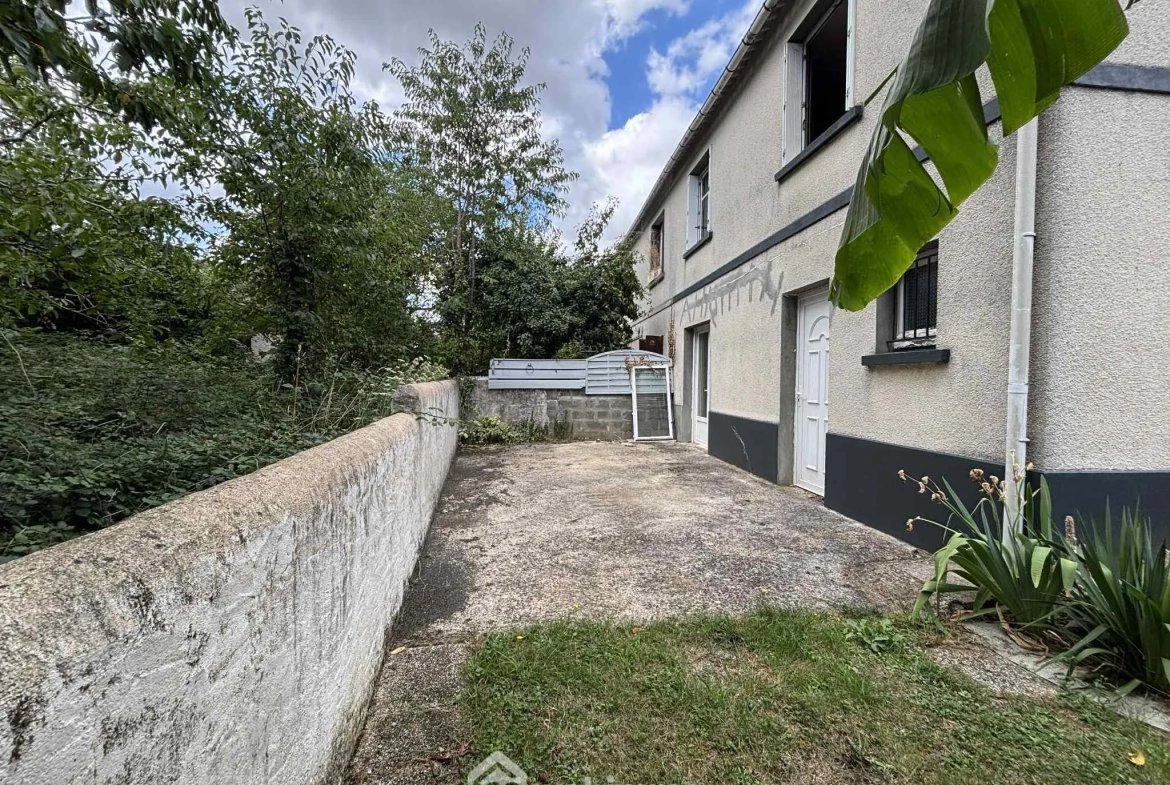 Maison à vendre de 92 m² à Thuré avec terrain et garage - Potentiel à exploiter 