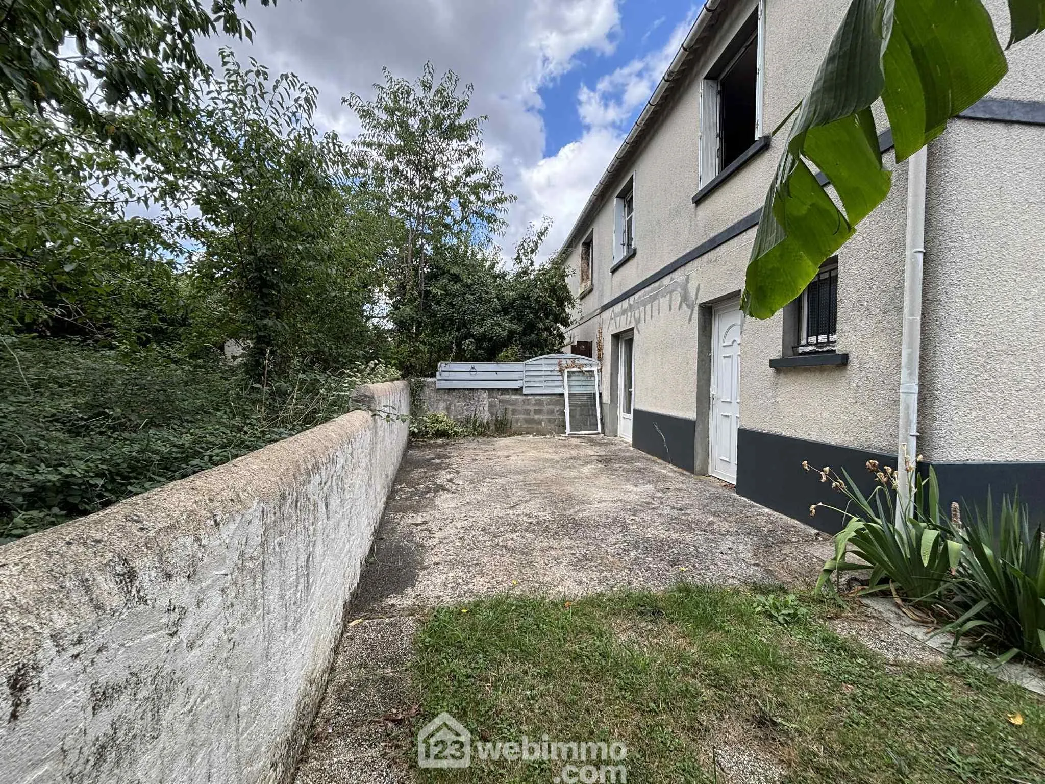Maison à vendre de 92 m² à Thuré avec terrain et garage - Potentiel à exploiter 