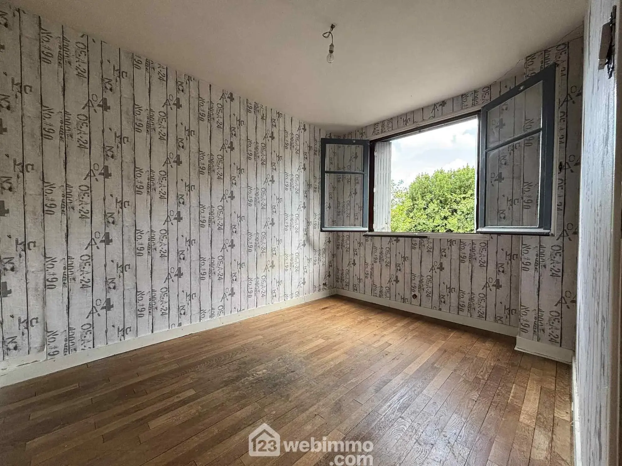 Maison à vendre de 92 m² à Thuré avec terrain et garage - Potentiel à exploiter 