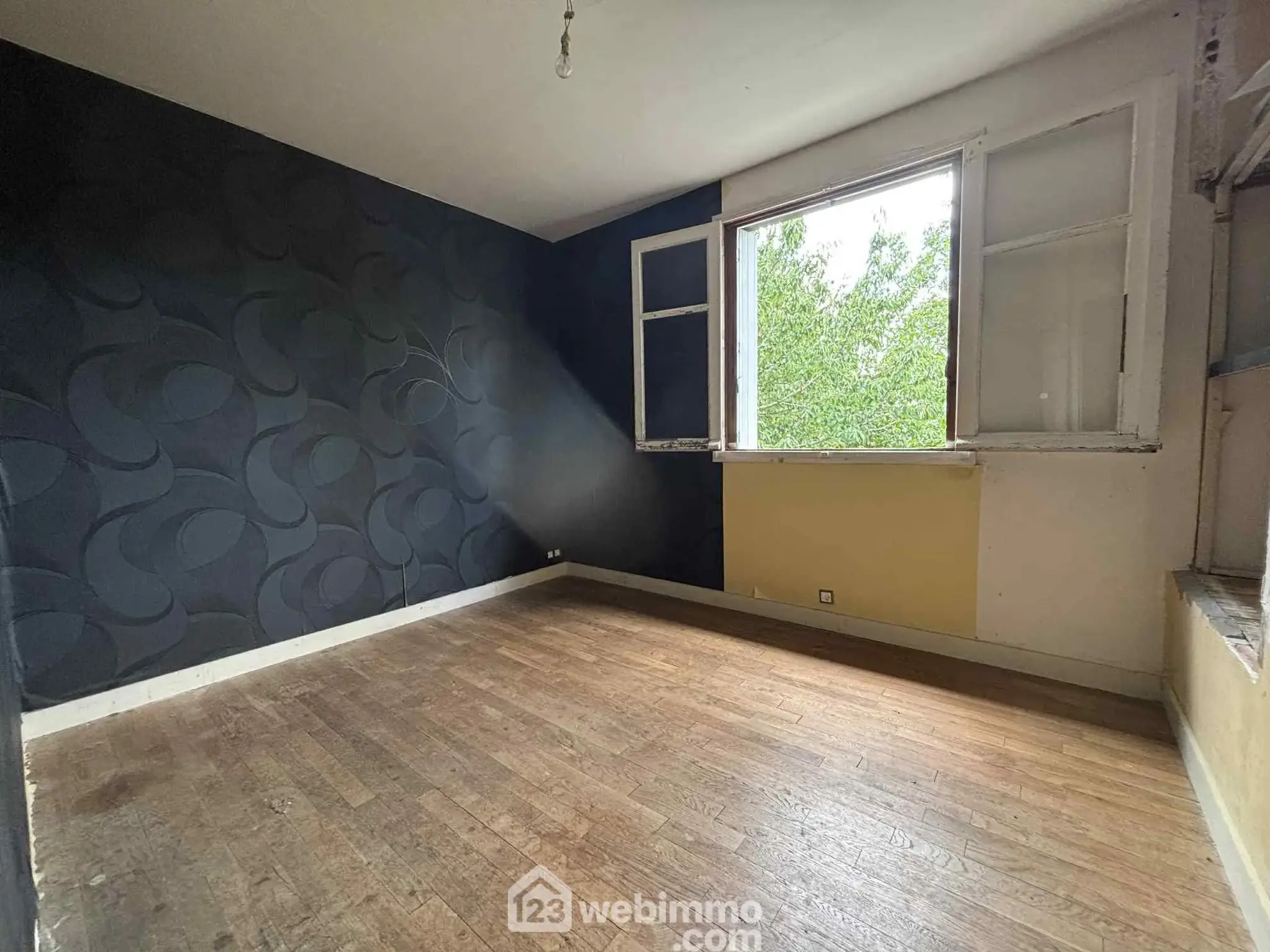 Maison à vendre de 92 m² à Thuré avec terrain et garage - Potentiel à exploiter 