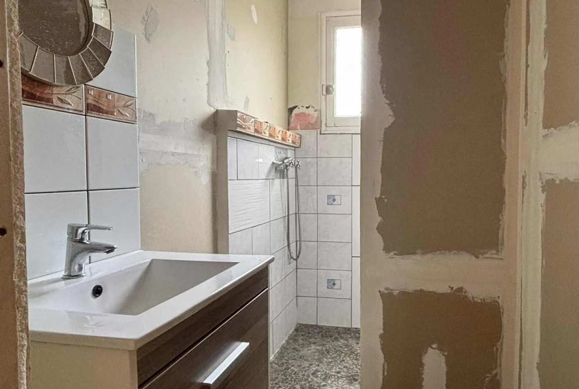 Maison à vendre de 92 m² à Thuré avec terrain et garage - Potentiel à exploiter 