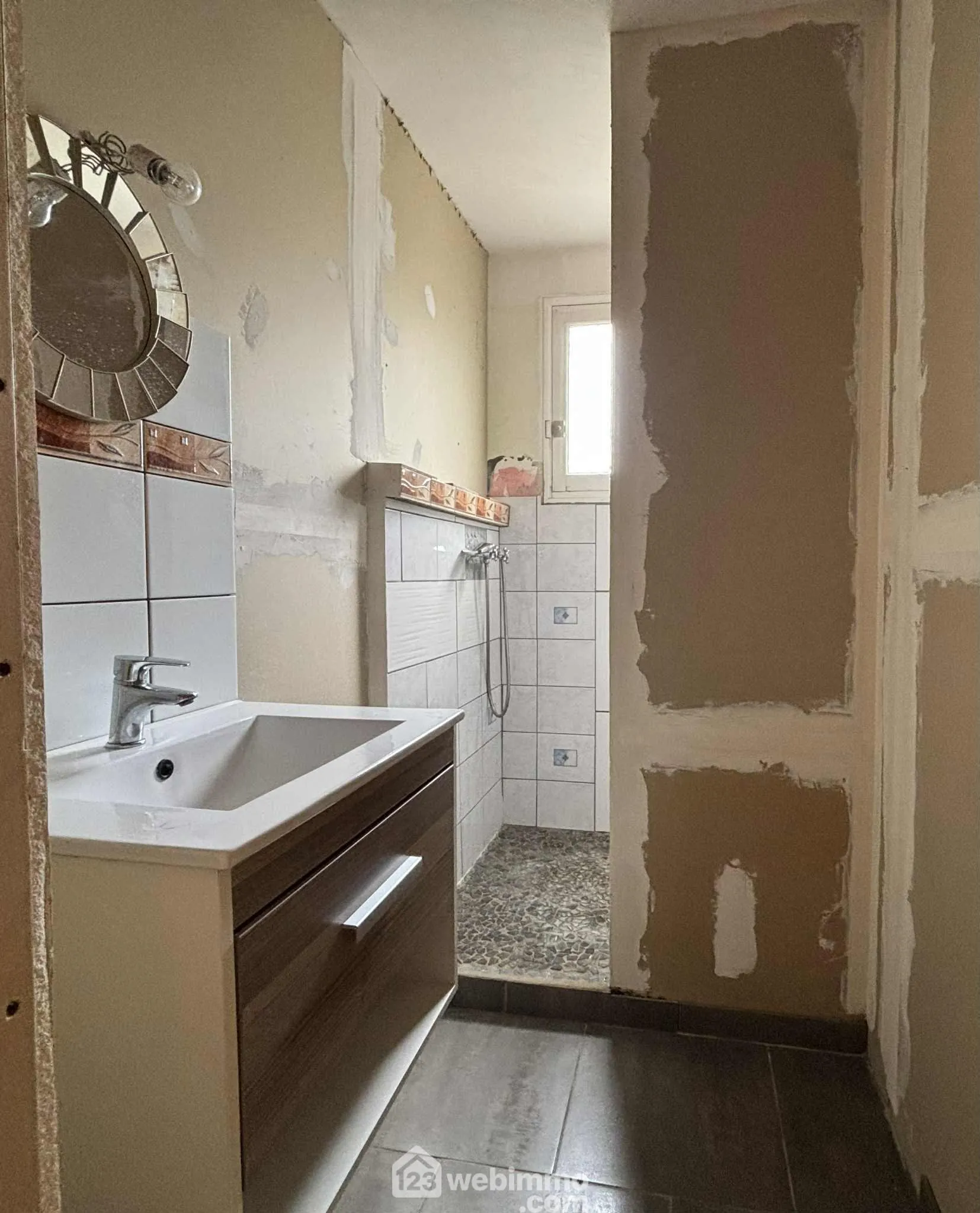 Maison à vendre de 92 m² à Thuré avec terrain et garage - Potentiel à exploiter 