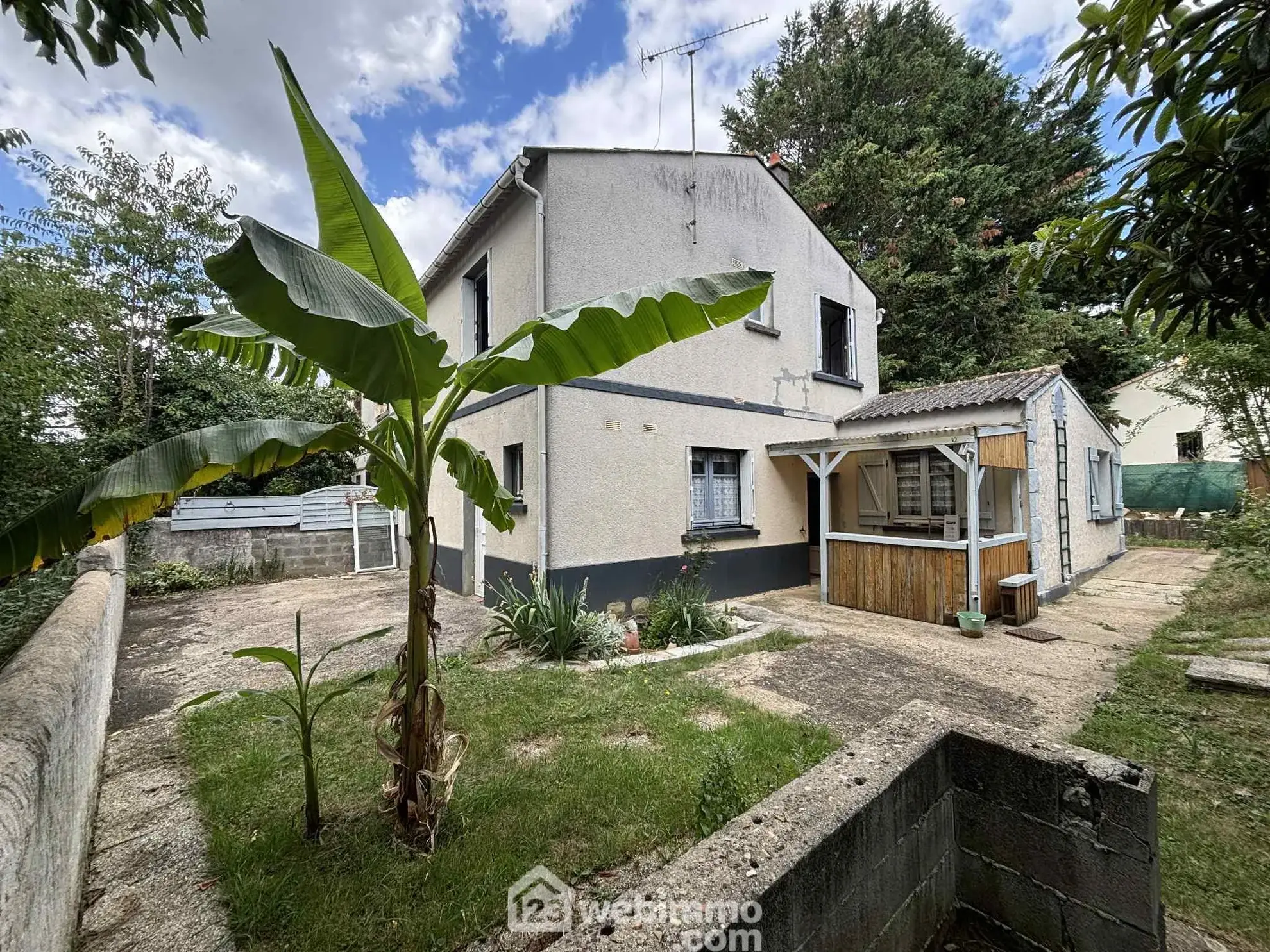 Maison à vendre de 92 m² à Thuré avec terrain et garage - Potentiel à exploiter 