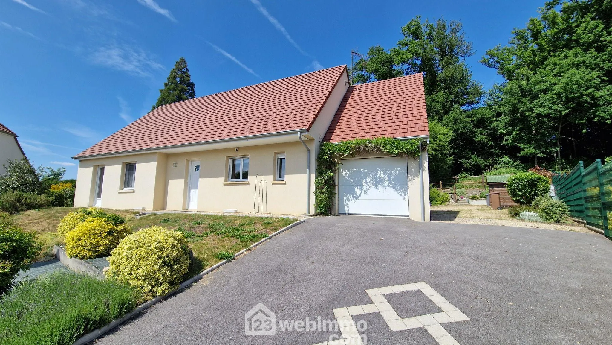 Belle maison de plain-pied de 103 m² à Mons-en-Laonnois avec piscine et garage 