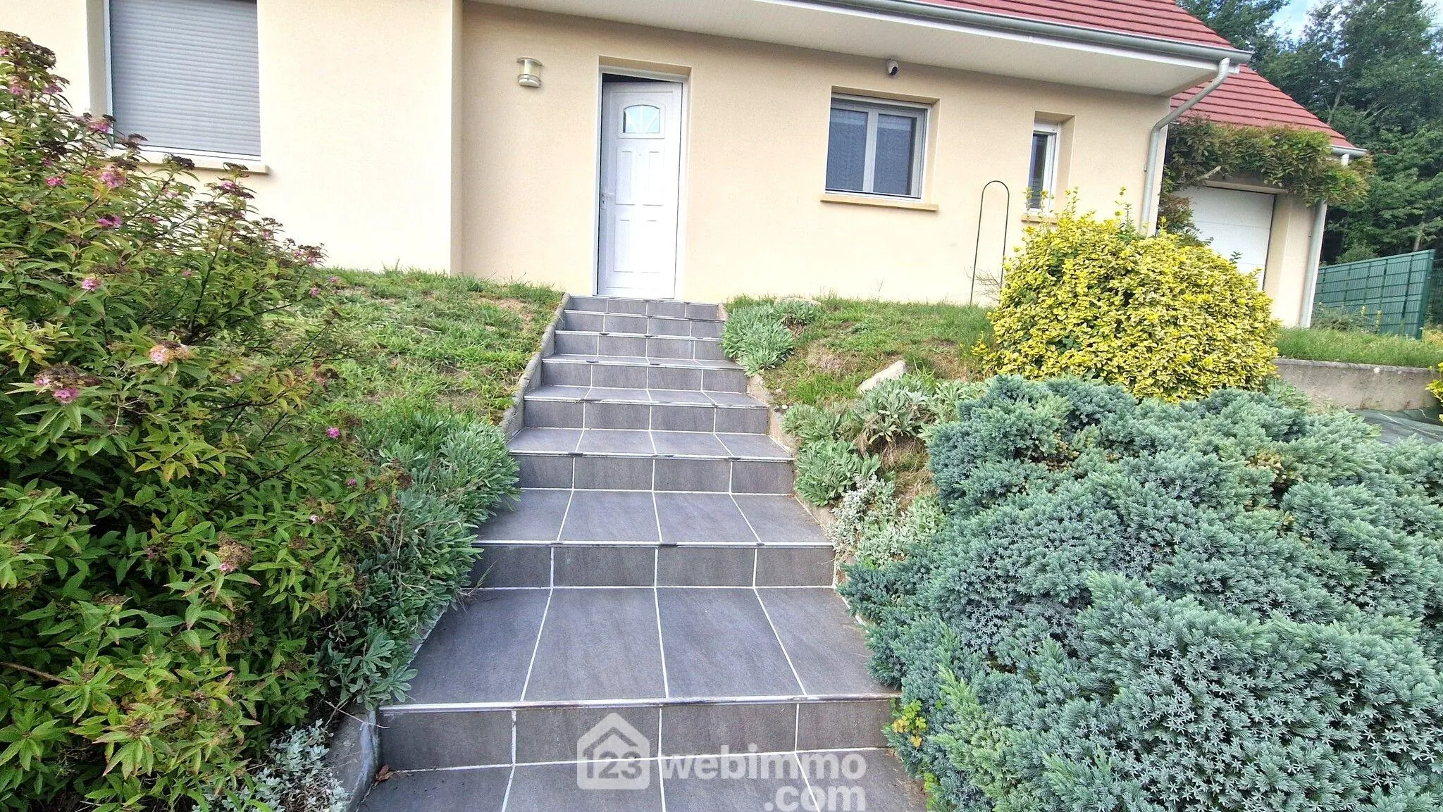 Belle maison de plain-pied de 103 m² à Mons-en-Laonnois avec piscine et garage 