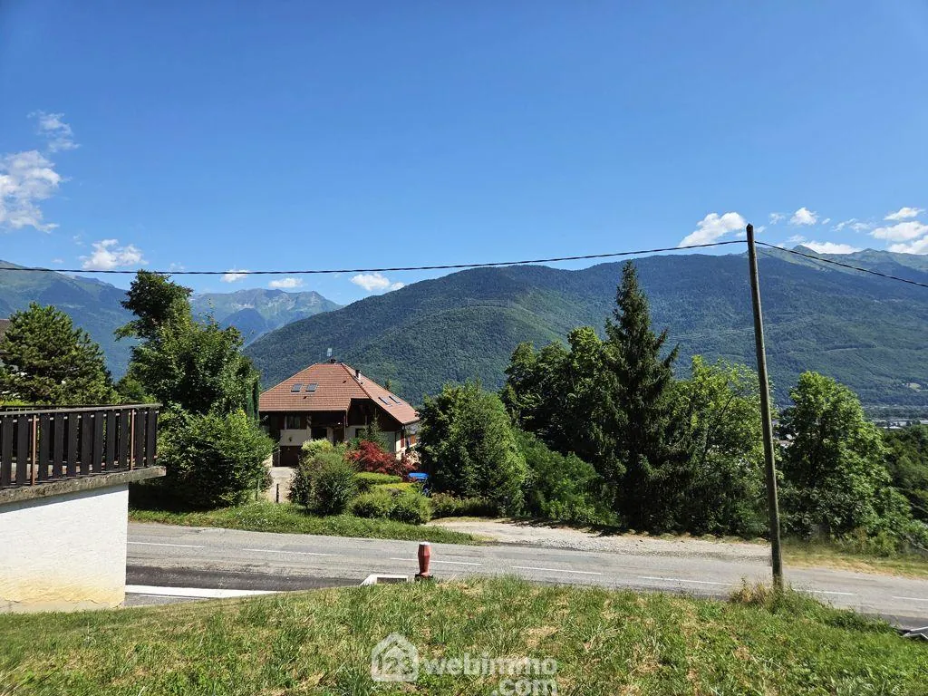 Terrain constructible de 518m² à Mercury avec vue dégagée 