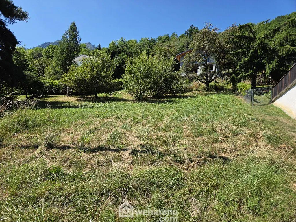 Terrain constructible de 518m² à Mercury avec vue dégagée 