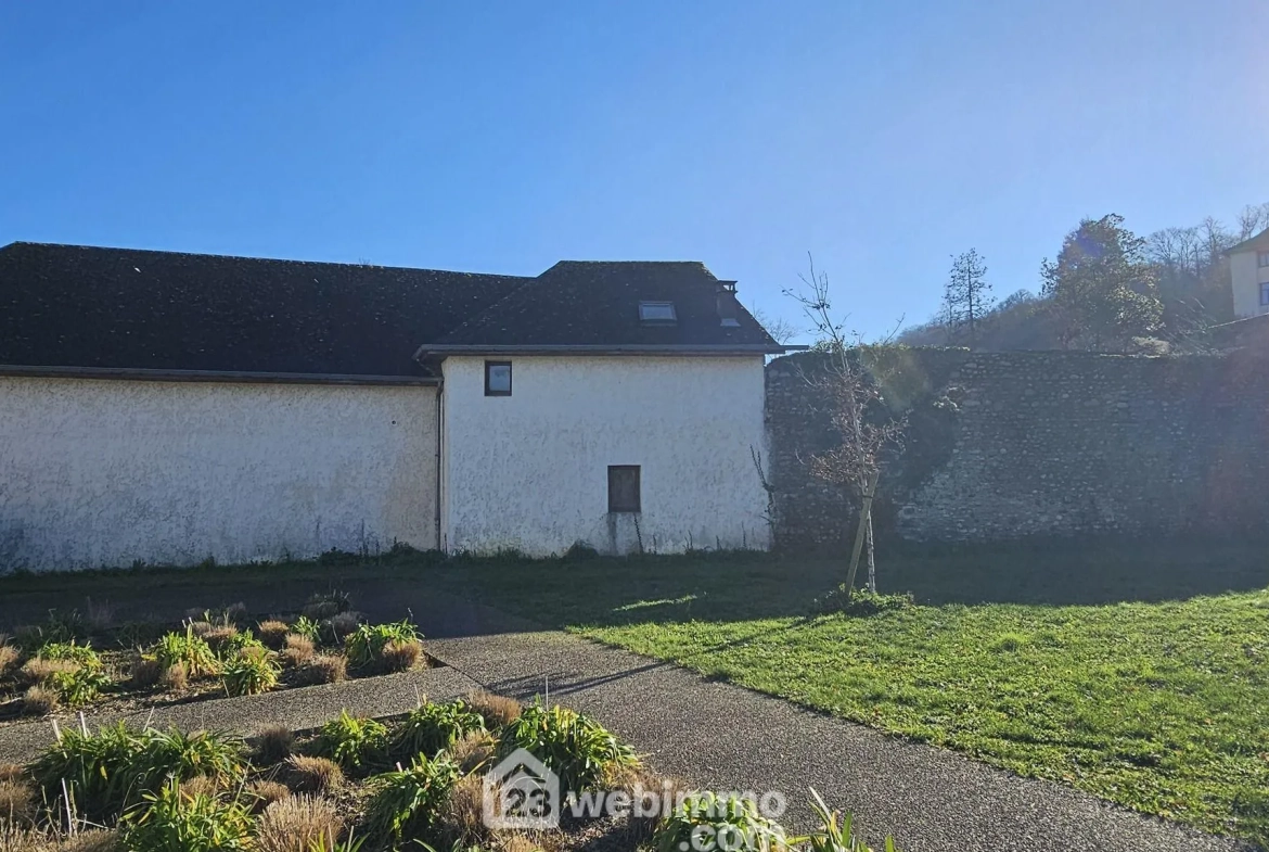 Maison à rénover de 174 m² à Narcastet avec terrain de 1200 m² - Opportunité rare 