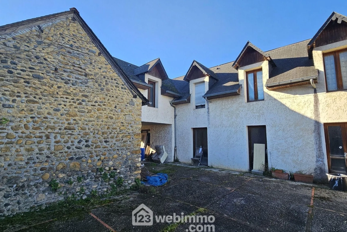 Maison à rénover avec grange sur terrain de 1200 m² à Narcastet 