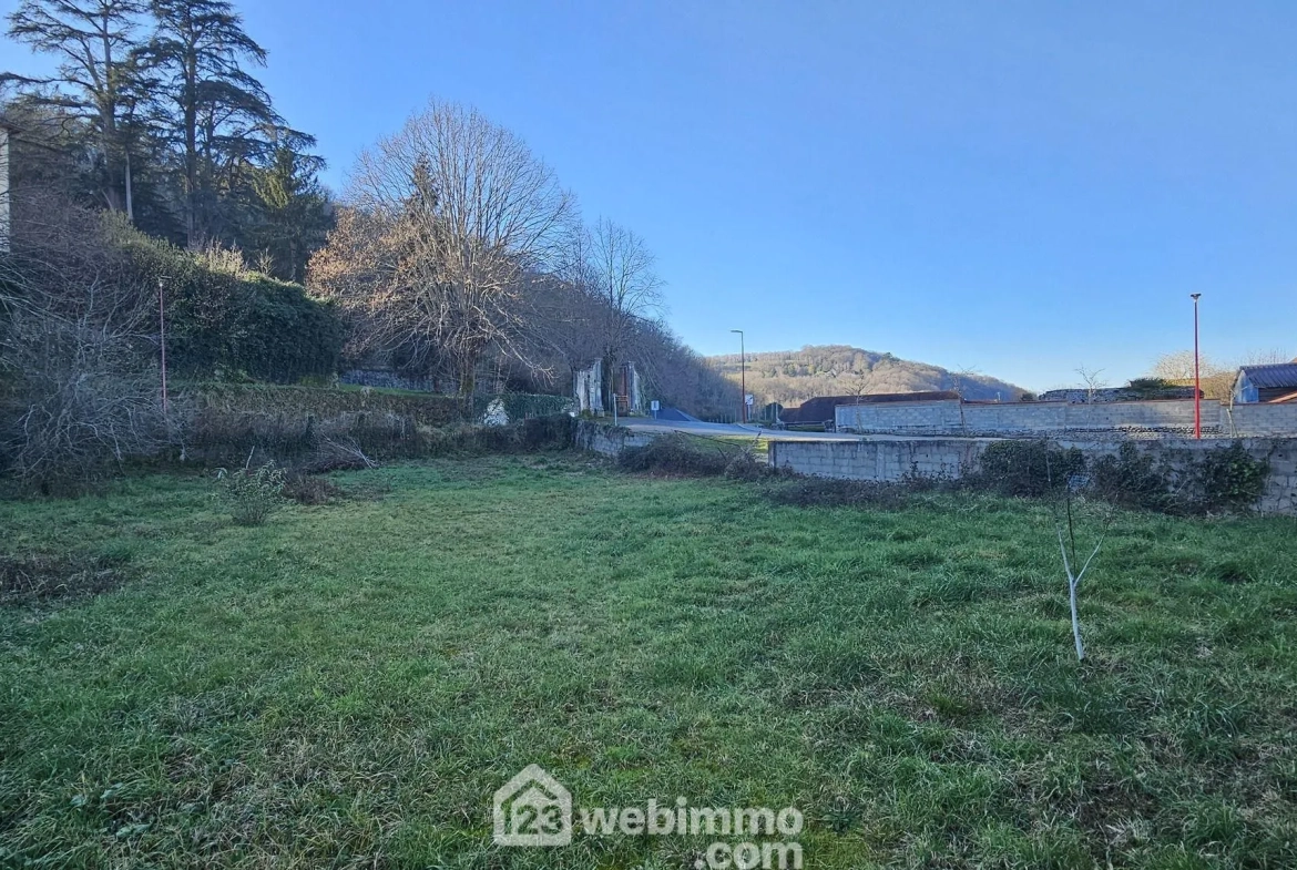 Maison à rénover avec grange sur terrain de 1200 m² à Narcastet 