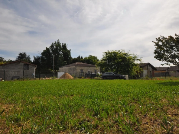 Terrain constructible de 432 m² à Portets dans un lotissement sécurisé