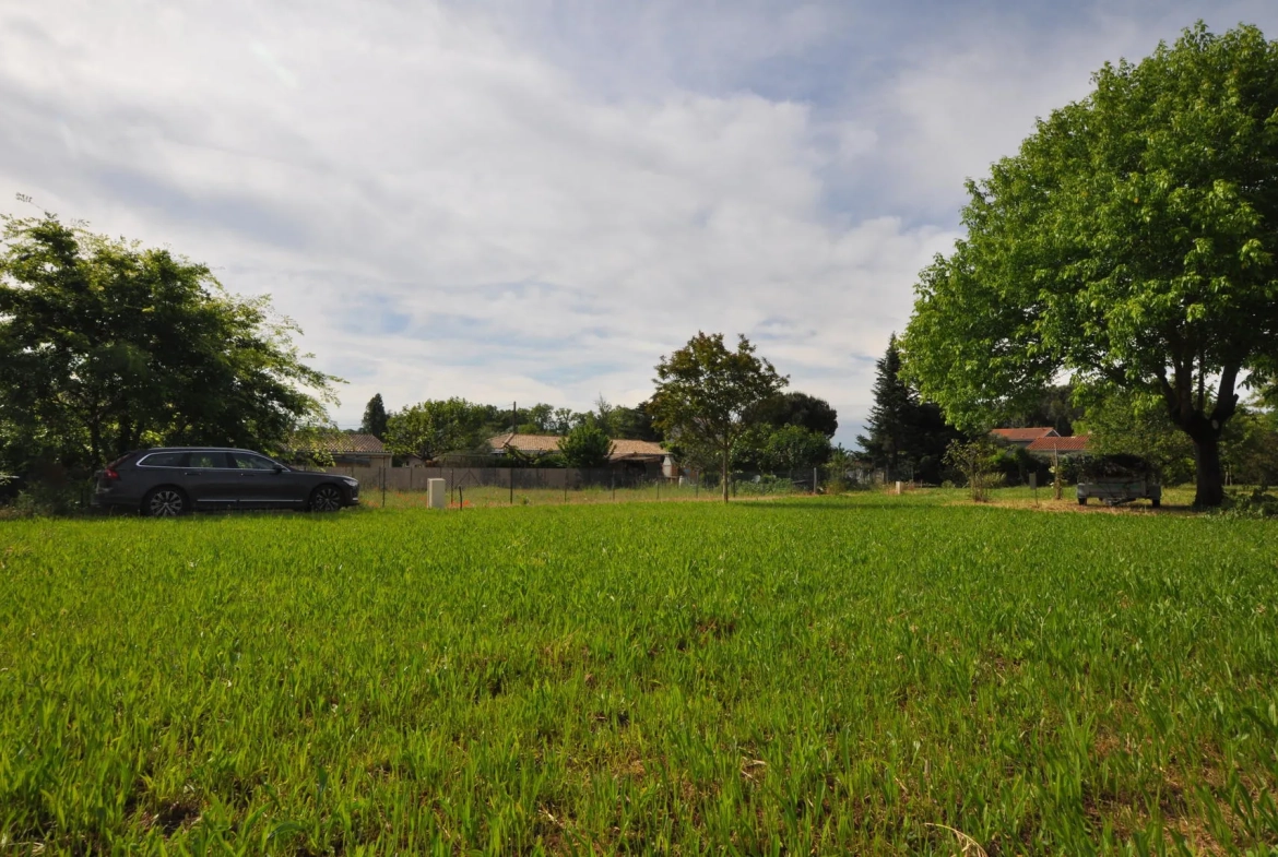 Terrain constructible de 432 m² à Portets dans un lotissement sécurisé 