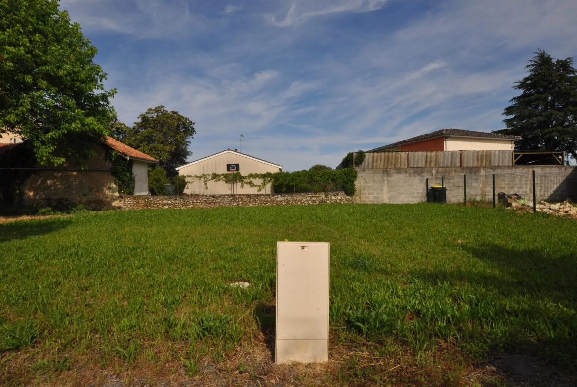 Terrain constructible de 432 m² à Portets dans un lotissement sécurisé 