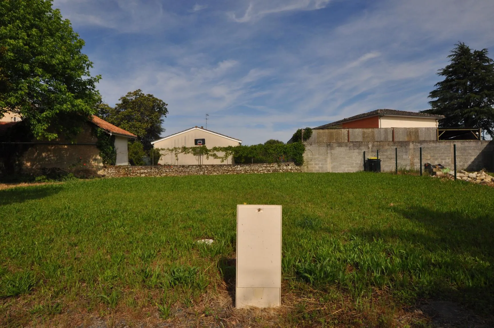 Terrain constructible de 432 m² à Portets dans un lotissement sécurisé 