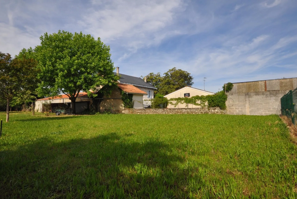 Terrain constructible de 432 m² à Portets dans un lotissement sécurisé 