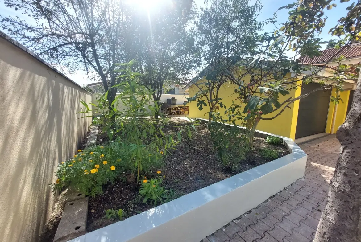 Maison individuelle de 110 m² avec grand terrain à Montbrison au centre-ville 