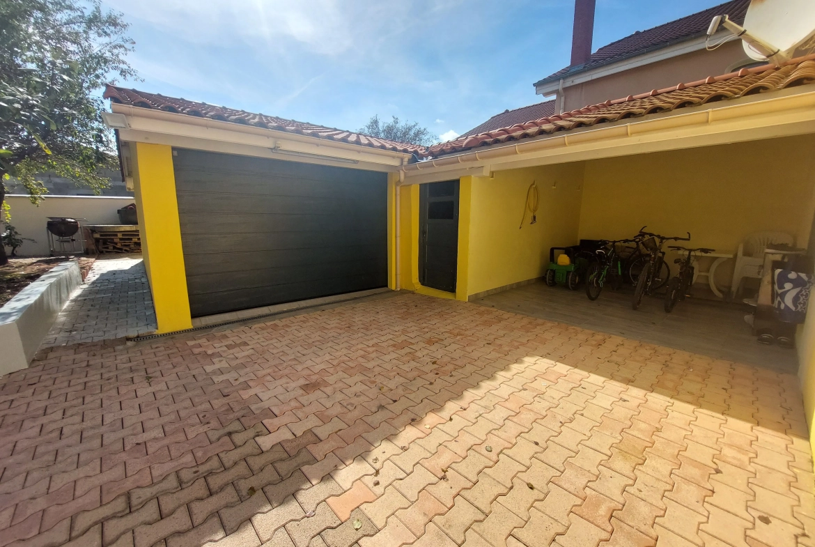 Maison individuelle de 110 m² avec grand terrain à Montbrison au centre-ville 