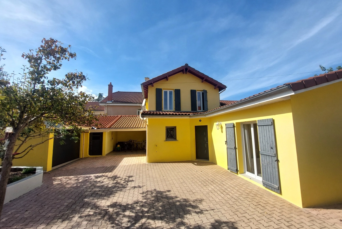 Maison individuelle de 110 m² avec grand terrain à Montbrison au centre-ville 