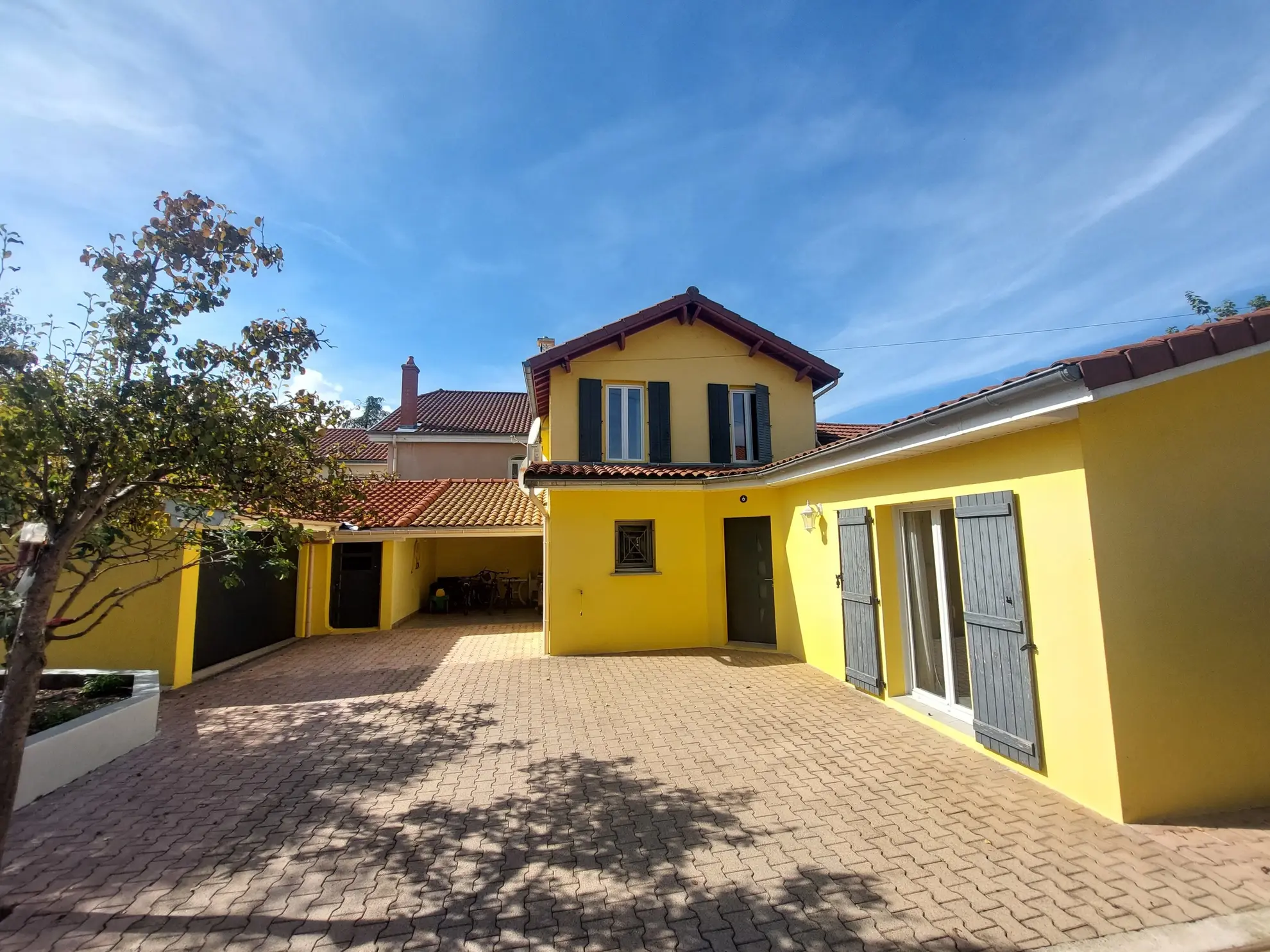 Maison individuelle de 110 m² avec grand terrain à Montbrison au centre-ville 