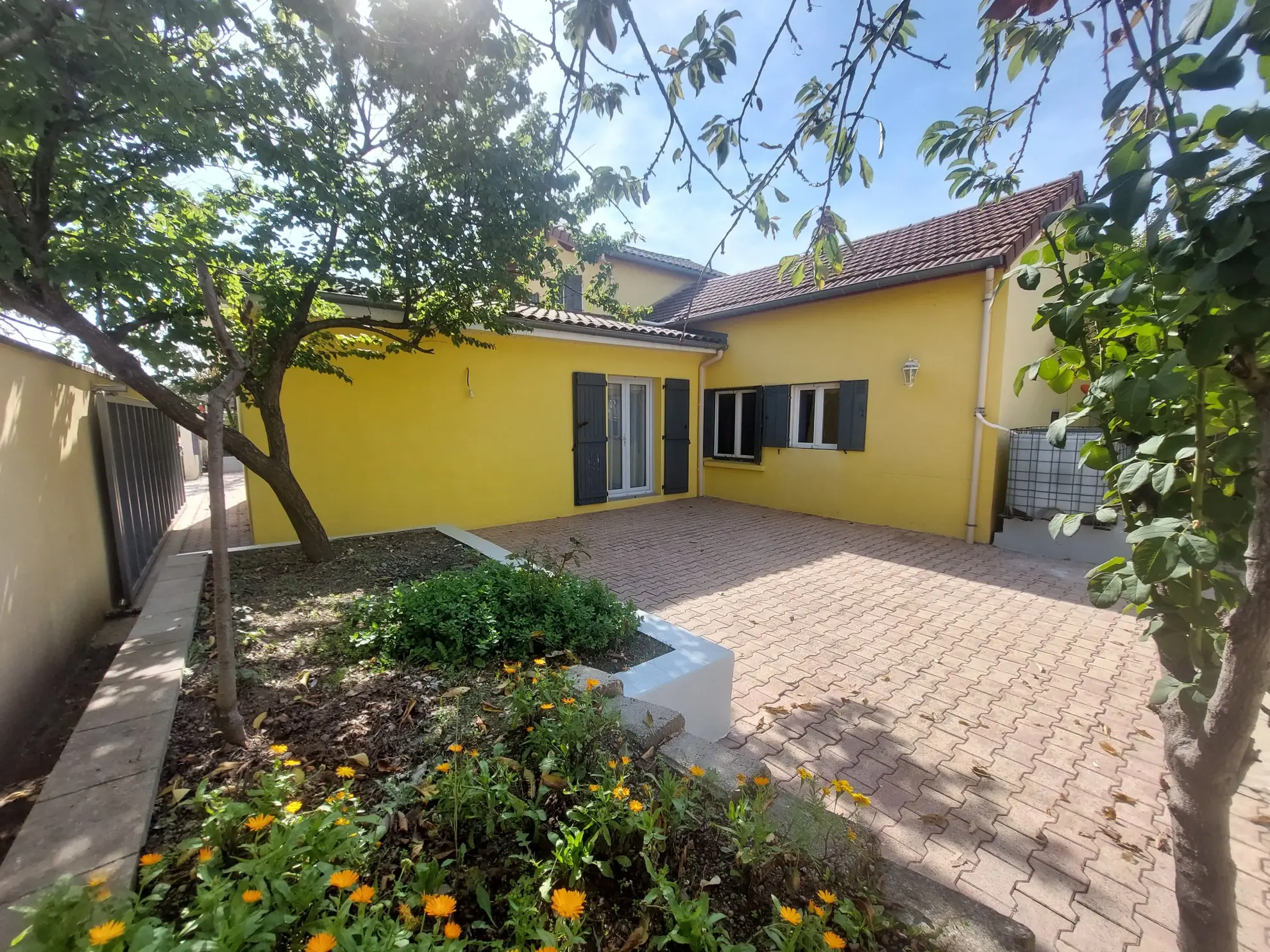 Maison individuelle de 110 m² avec grand terrain à Montbrison au centre-ville 