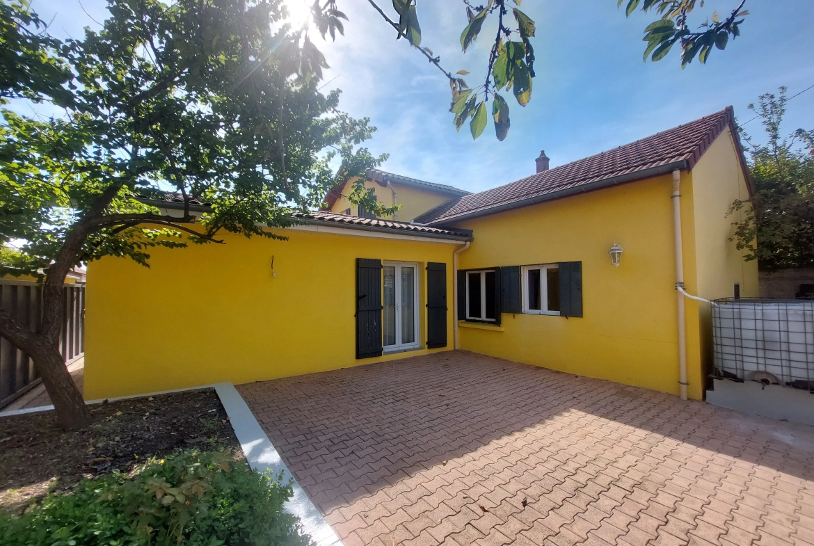 Maison individuelle de 110 m² avec grand terrain à Montbrison au centre-ville 