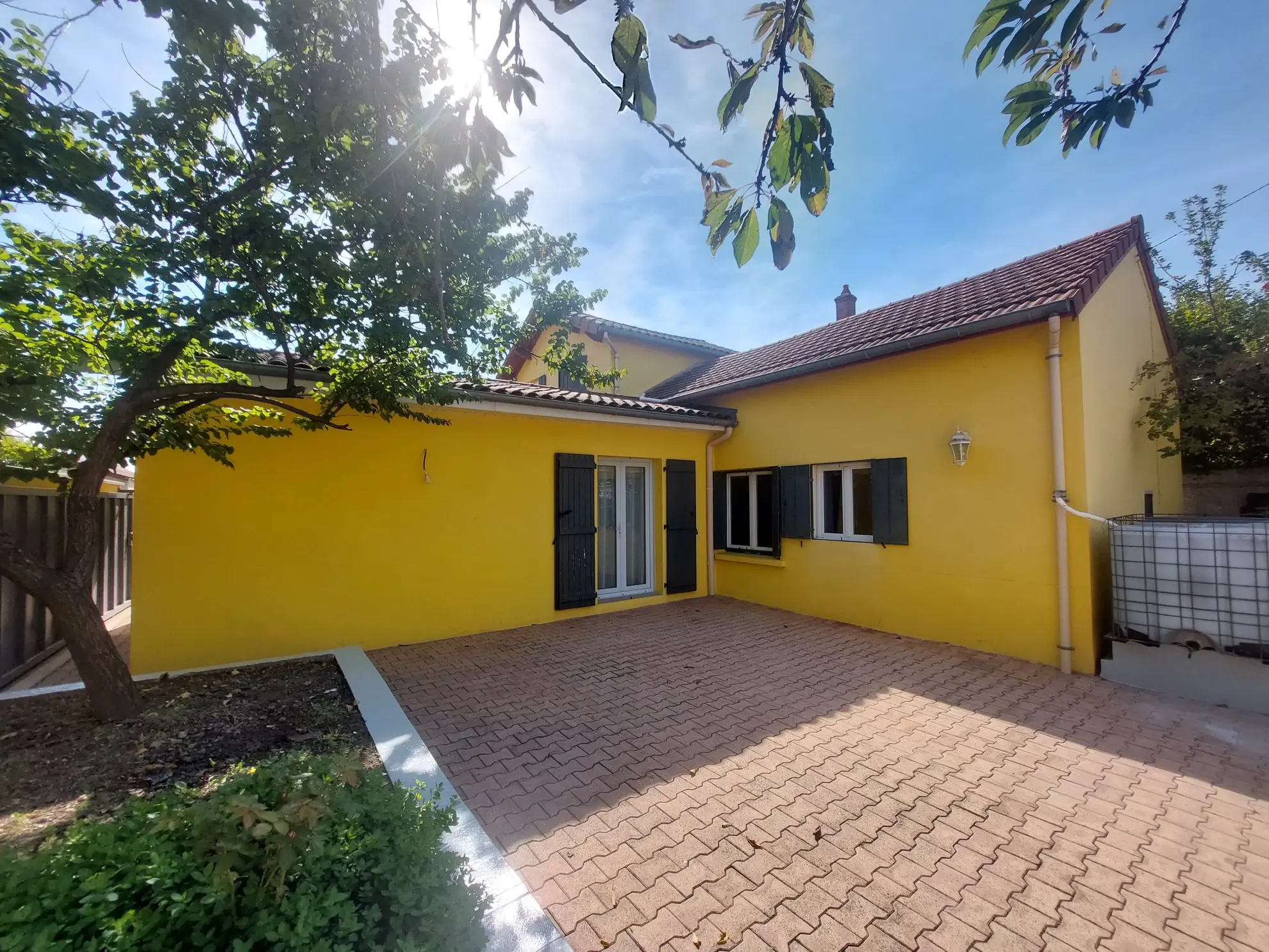 Maison individuelle de 110 m² avec grand terrain à Montbrison au centre-ville 