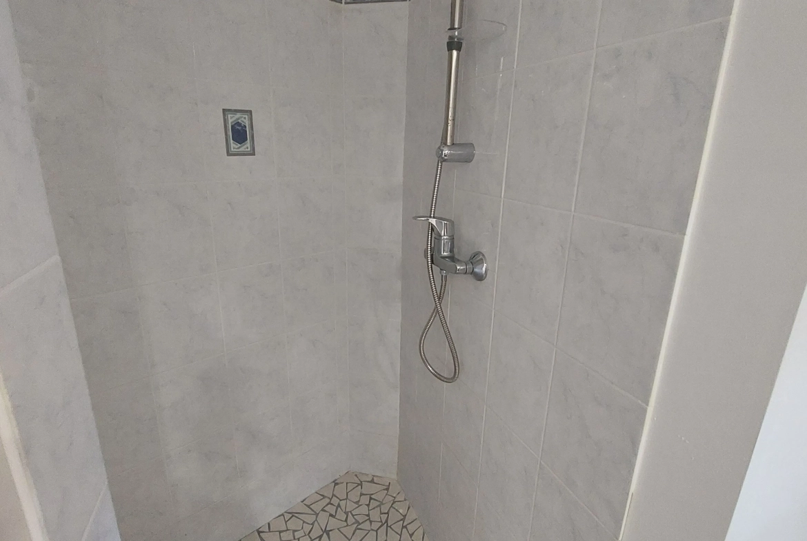Appartement authentique en pierre au cœur de Montbrison, 82 m² 