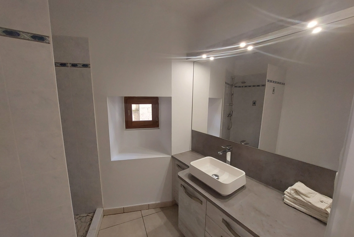 Appartement authentique en pierre au cœur de Montbrison, 82 m² 