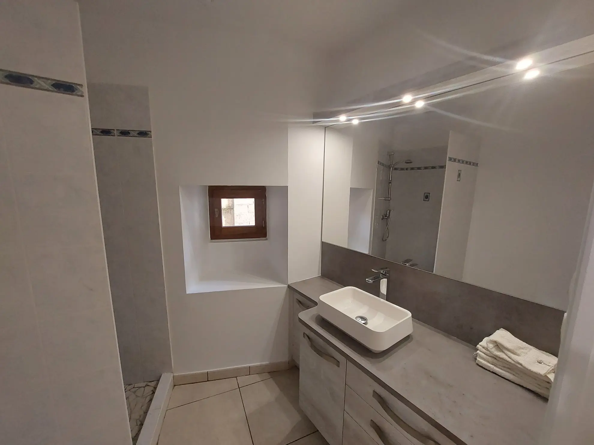 Appartement authentique en pierre au cœur de Montbrison, 82 m² 