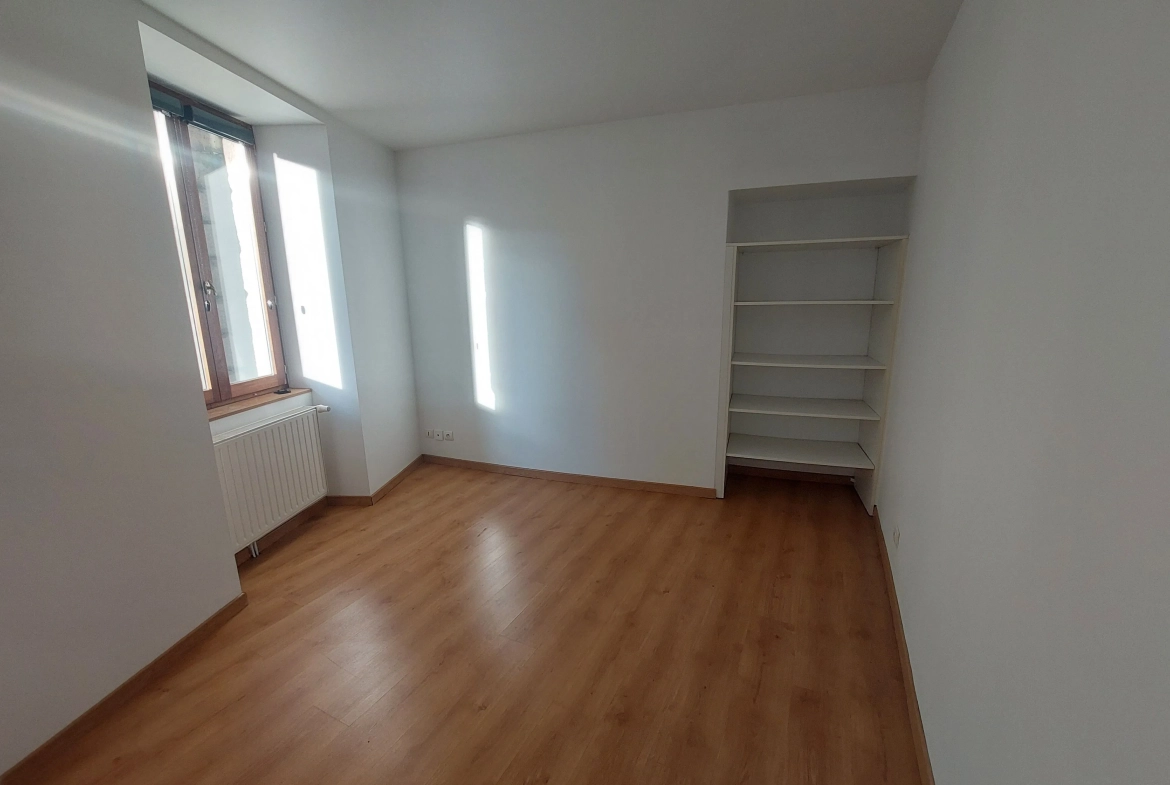 Appartement authentique en pierre au cœur de Montbrison, 82 m² 